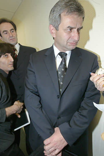 Рауль Хаджимба занимал пост президента Абхазии в 2014-2020 годах. В 1985-1986 годах учился в Минской школе КГБ. С 1986 по 1992 год работал в Ткварчельском горотделе КГБ Абхазии. В 1999-2001 годах был председателем Службы государственной безопасности Абхазии 