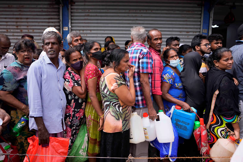 Коломбо, Шри-Ланка. Местные жители стоят в очереди за керосином 