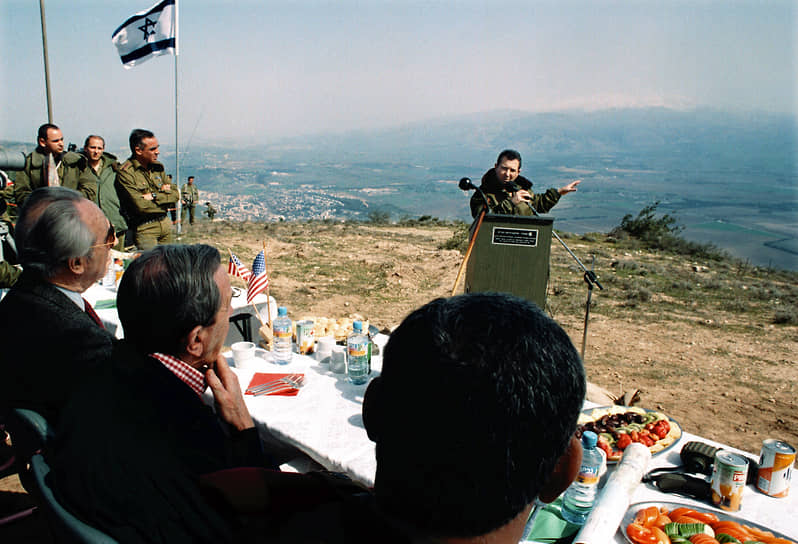 Эхуд Барак (на фото за трибуной) был премьер-министром Израиля в 1999-2001 годах. В 1983-1986 годах руководил военной разведкой «АМАН», одной из трех основных израильских спецслужб