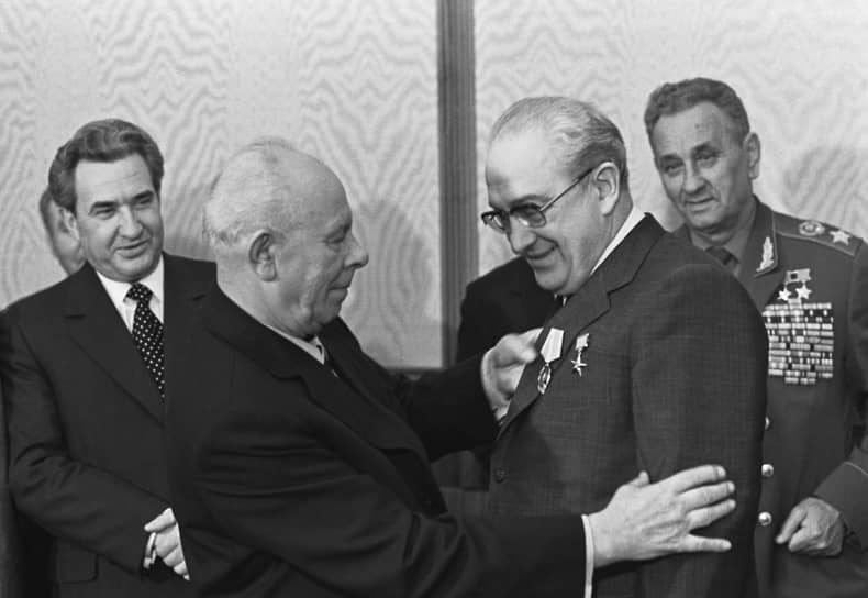 Юрий Андропов (второй справа) был генеральным секретарем ЦК КПСС в 1982-1984 годах. В 1967-1982 годах работал председателем КГБ СССР