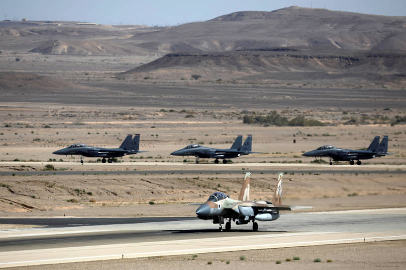 Израильский истребитель F-15 (на переднем плане) и американские истребители F-15 