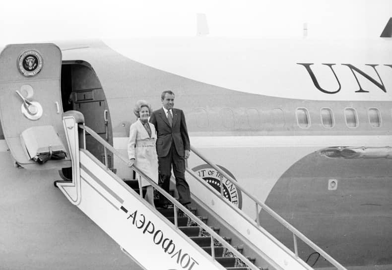 Ричард и Патриция Никсон в московском аэропорту Внуково. Президентский самолет носил при Никсоне имя «Spirit of `76 («Дух 1976 года»). В 1977 году пришедший в Белый дом Джимми Картер приказал закрасить написанное на борту самолета имя, сказав: «1976 год прошел»