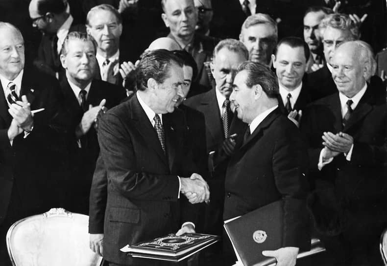 Ричард Никсон и Леонид Брежнев пожимают руки после подписания договора ОСВ-1, первого в истории советско-американских отношений документа, направленного на ограничение гонки вооружений