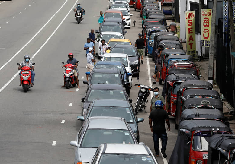 На Шри-Ланке находятся около 3,2 тыс. российских туристов. Как сообщают в посольстве РФ в Шри-Ланке, ни один россиянин не пострадал во время беспорядков&lt;br> 
На фото: водители в автомобилях стоят в очереди за бензином