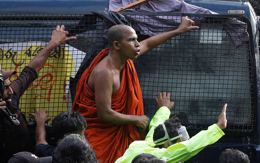 Коломбо, Шри-Ланка. Акция протеста студентов возле Дома президента 