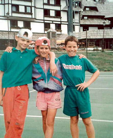 Елена Генчич тренировала Джоковича в течение шести лет. В 1999-м, когда начались бомбардировки Югославии, его отправили за границу — в теннисную академию хорвата Николы Пилича, которая находилась в Германии. Там он провел четыре года