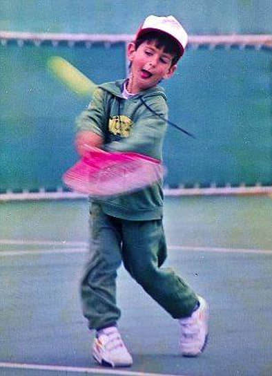 Новак Джокович родился 22 мая 1987 года в столице Югославии Белграде. Уже в четыре года он начал заниматься теннисом, быстро преуспев в нем. Летом 1993 года попал в спортивный лагерь, где его заметила тренер Елена Генчич. Она была впечатлена уверенной игрой шестилетнего мальчика: «Это величайший талант, который я видела со времен Моники Селеш»