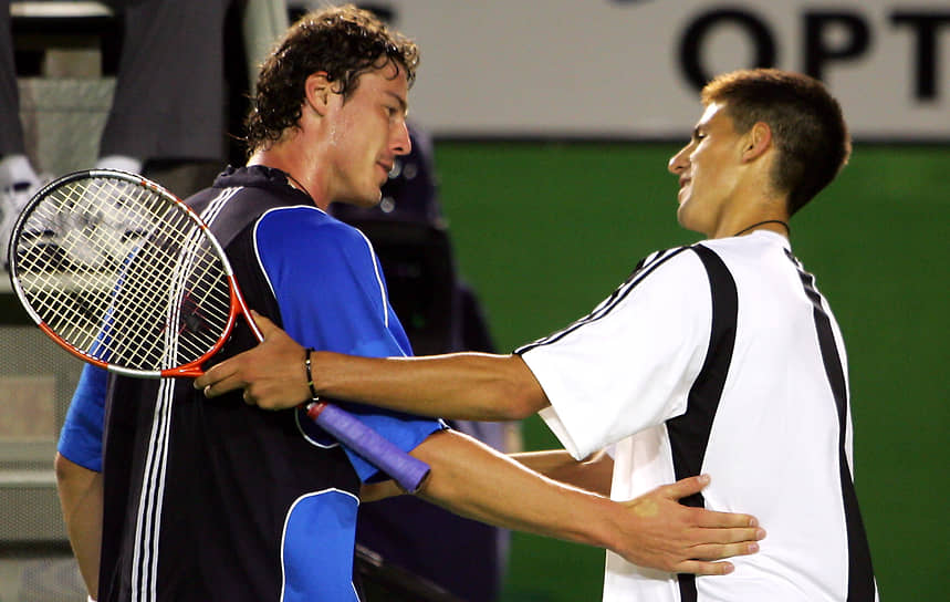 В 14 лет Джокович успешно начал карьеру на международной арене, выиграв чемпионат Европы в одиночном, парном и командном зачетах. В апреле 2004 года дебютировал за сборную Сербии и Черногории в матчах Кубка Дэвиса
&lt;br>На фото: с российским теннисистом Маратом Сафиным (слева)