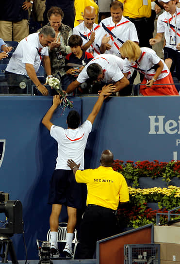 В 2008 году Джокович победил на Australian Open, тем самым став первым сербом, выигравшим один из четырех самых престижных чемпионатов по теннису в одиночном разряде. В том же году он взял бронзу Олимпиады в Пекине
&lt;br>На фото: Новак Джокович приветствует членов семьи