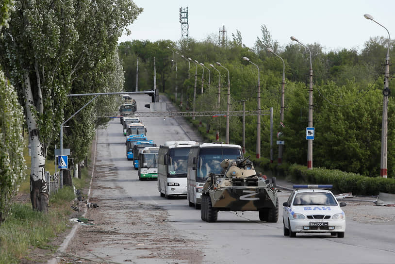 Автобусы со сдавшимися в плен украинскими военнослужащими