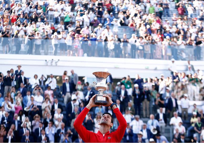 Джокович — двадцатикратный чемпион Большого шлема и единственный игрок, побеждавший Федерера и Надаля во всех четырех турнирах. Также он единственный теннисист, одновременно завоевавший четыре основных титула на трех разных покрытиях, и выигравший все крупные турниры ATP, причем как минимум дважды. В 2021 году в седьмой раз стал первой ракеткой мира по итогам года. Он был №1 в мире в течение рекордных 370 недель. По данным на май 2022 года, Джокович является рекордсменом по сумме заработанных призовых в истории тенниса — более $156 млн