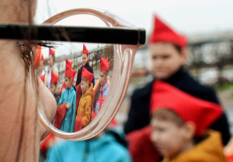 Санкт-Петербург. Дети на праздновании 100-летия Всесоюзной пионерской организации 