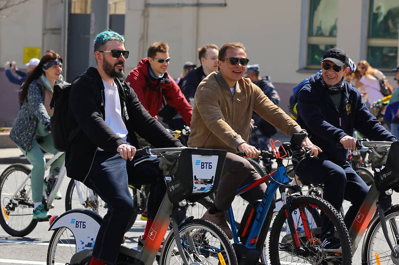 Слева направо: Артемий Лебедев, Максим Ликсутов и Владимир Машков на велосипедах