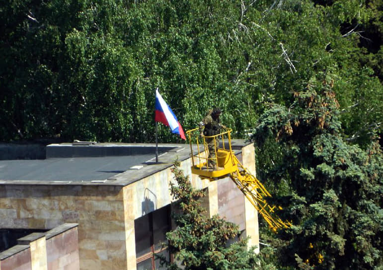 24 мая российский флаг был поднят на здании администрации города Светлодарска