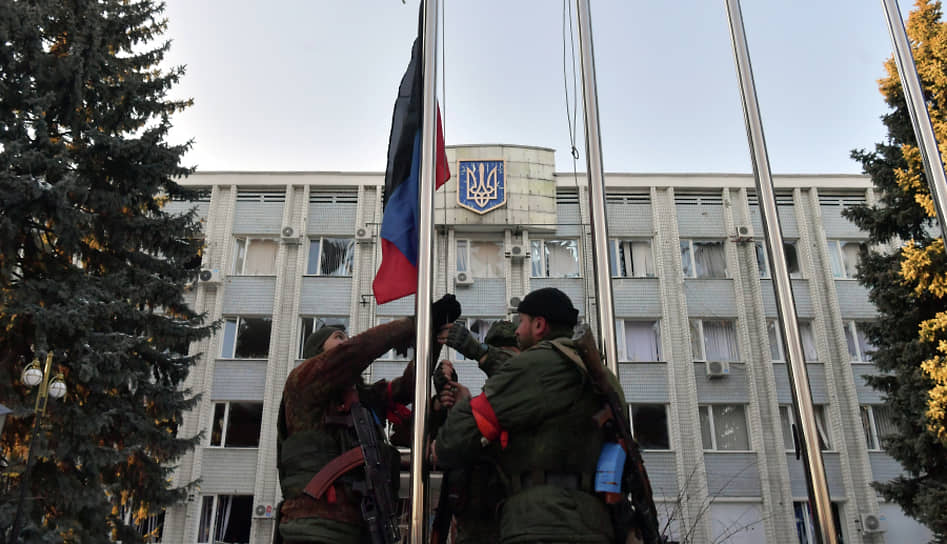 Флаг Донецкой народной республики у здания городской администрации в Волновахе
