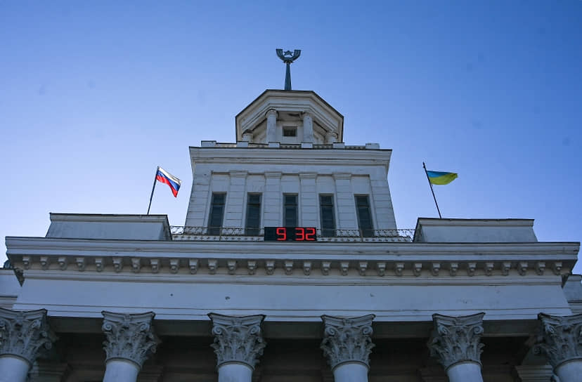 Флаги России и Украины на крыше административного здания в Новой Каховке Херсонской области