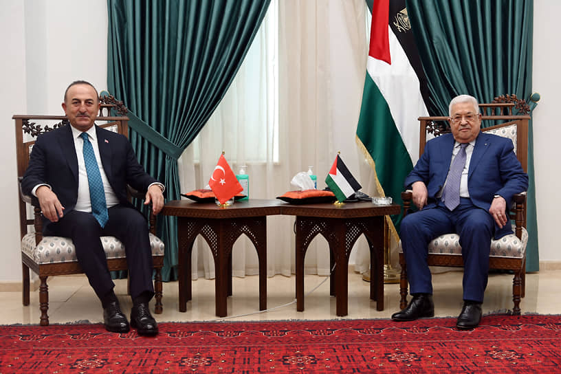 Министр иностранных дел Турции Мевлют Чавушоглу (слева) и президент Палестины Махмуд Аббас