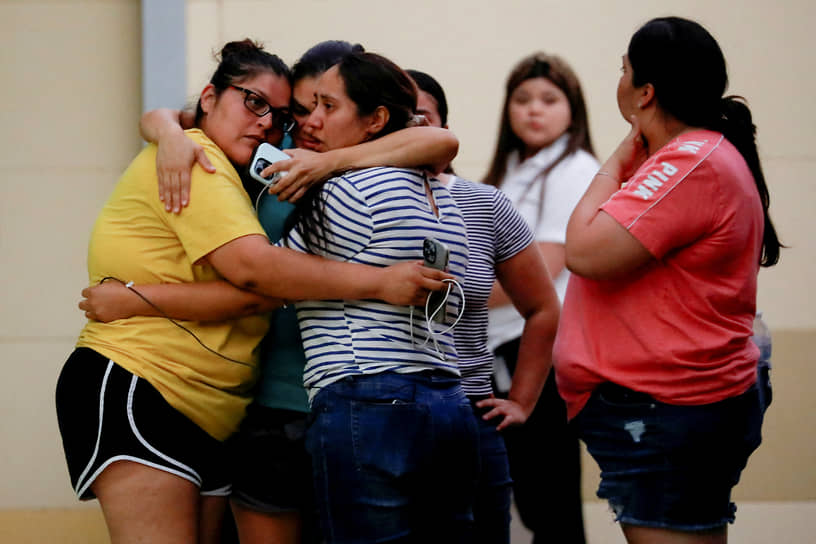 Полиция сообщила, что стрельбу устроил 18-летний Сальвадор Рамос. Перед тем как пойти в школу, он выстрелил в свою бабушку
&lt;BR>На фото: люди, эвакуированные из начальной школы Робба
