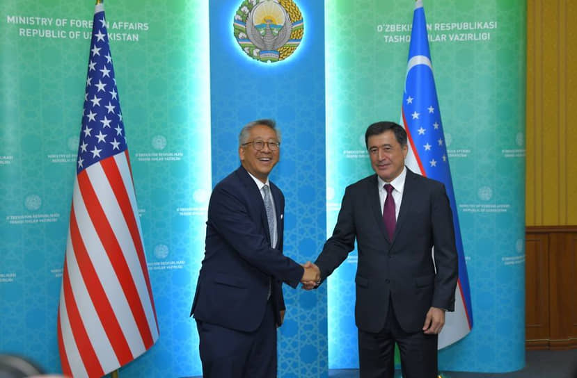 Помощник госсекретаря США Дональд Лу (слева) и и.о. министра иностранных дел Узбекистана Владимир Норов 