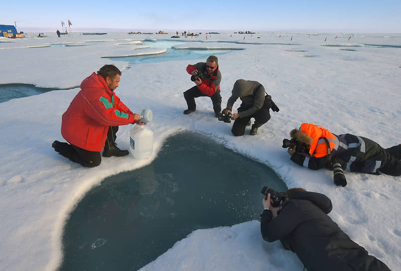 Во время забора образцов в условиях Арктики