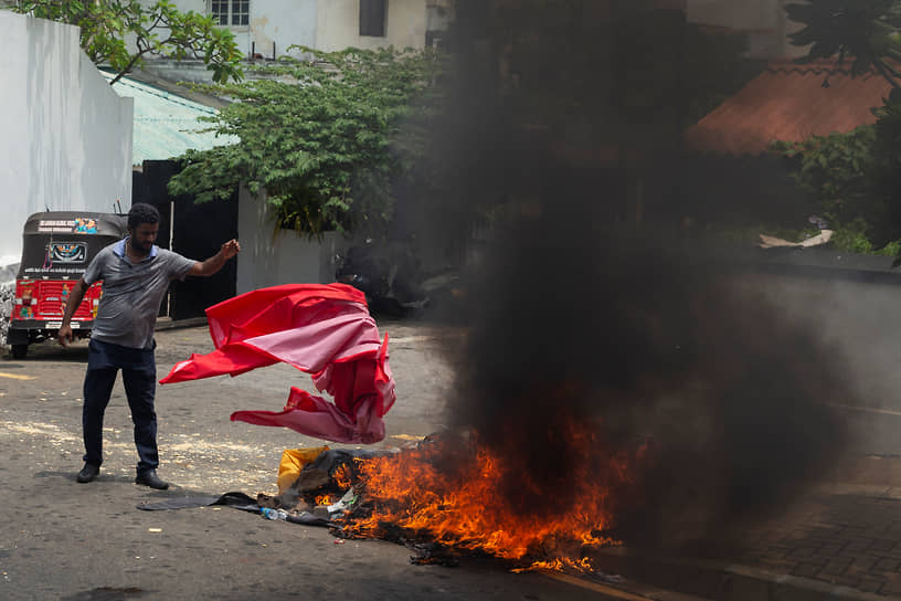 Сторонники действующего президента 9 мая напали на палаточный лагерь его противников, избивая оппонентов и сжигая их плакаты, транспаранты и палатки