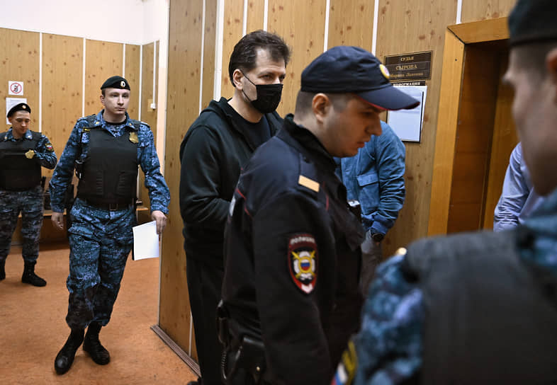 Совладелец группы компаний «Сумма»  Зиявудин Магомедов (в центре) перед началом заседания суда