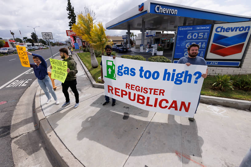 Надпись на плакате возле одной из калифорнийских бензоколонок: «Бензин слишком дорог? Регистрируйтесь избирателями Республиканской партии»