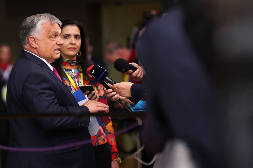 Венгерскому премьеру Виктору Орбану недостаточно того, что его страна продолжит получать нефть по нефтепроводу «Дружба» после введения нефтяного эмбарго — он хочет гарантий, что в случае проблем с нефтепроводом, который проходит по территории Украины, Венгрия сможет получать российскую нефть из других источников
