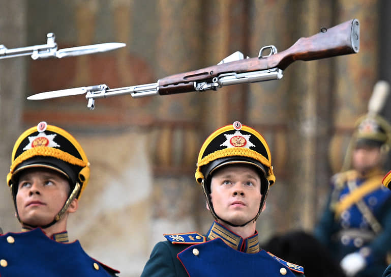 Москва. Церемония развода пеших и конных караулов президентского полка на Соборной площади Московского Кремля