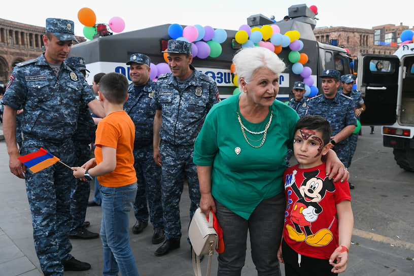 Празднование Всемирного дня защиты детей на площади Республики в Ереване.