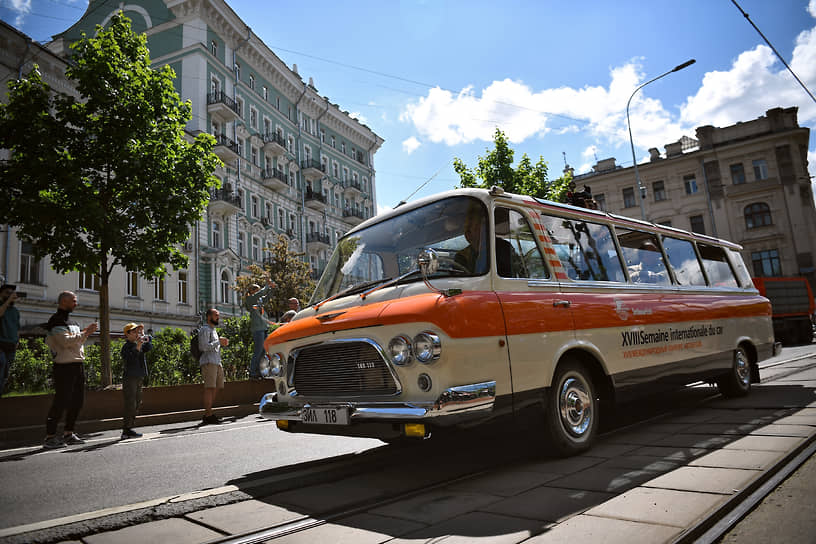 В параде приняли участие трамваи разных поколений, грузовики МАЗ и ГАЗ из коллекции Музея транспорта Москвы, а также автомобили и мотоциклы советской эпохи