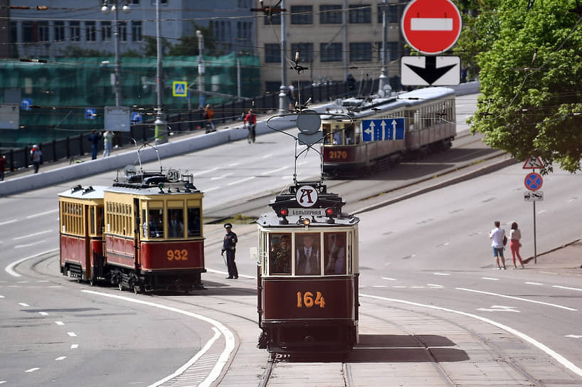 Трамваи на параде ретротранспорта