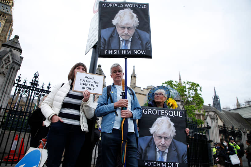 Протестующие призывают к отставке Бориса Джонсона возле здания парламента 6 июня