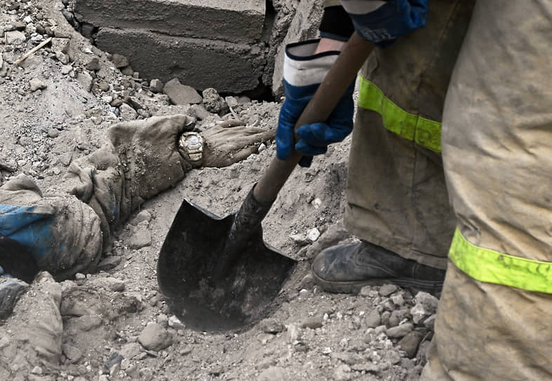 Жанровая фотография. Спасатели разбирают завалы и извлекают тело погибшего на месте разрушенного Донецкого академического областного драматического театра