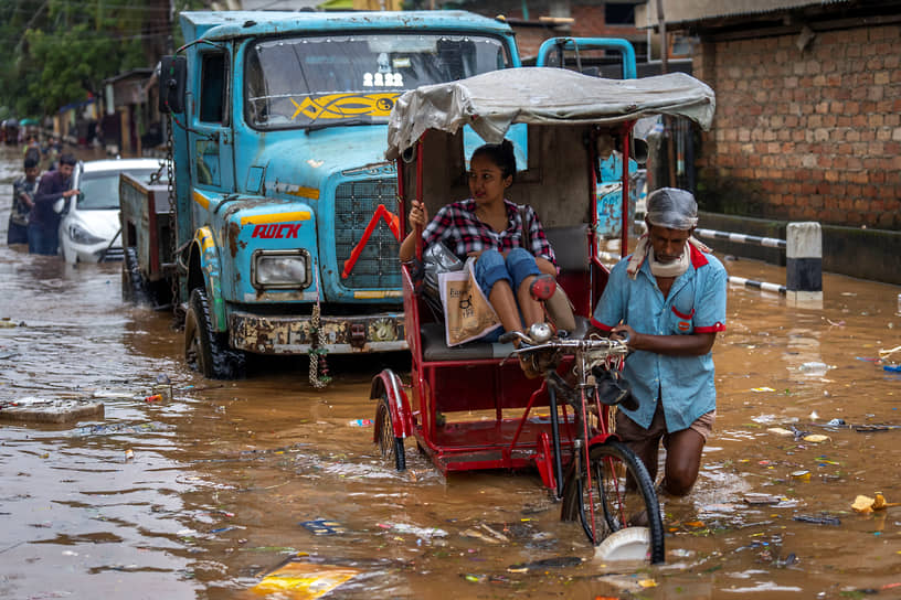 Гувахати, Индия. Затопленная улица после продолжительных дождей