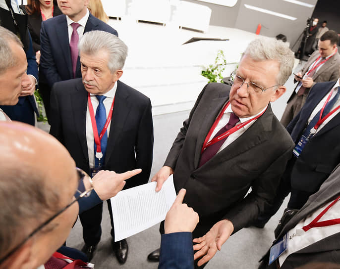 Председатель Счетной палаты Алексей Кудрин (справа) перед началом сессии «Пространственный каркас: возможно ли создать мегаагломерации в России?»