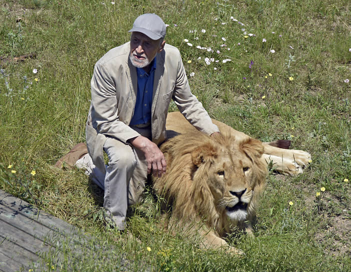 «Сейчас нам все чаще показывают натурализм — например, как лев душит антилопу. Оператор при этом снимает ее глаза. Смотреть на мучения животного мне совсем не нравится. Неприятно. Раньше в фильмах этого не показывали. А в последнее время почему-то считается, что такая жестокость привлекает зрителя»
&lt;br> На фото: Николай Дроздов в крымском сафари-парке «Тайган»