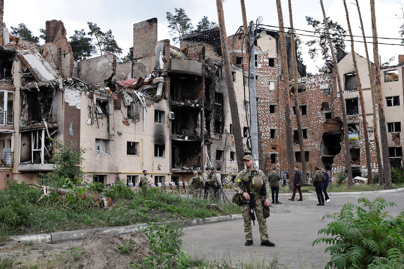 Украинские военнослужащие в Ирпене перед прибытием туда лидеров европейских государств 