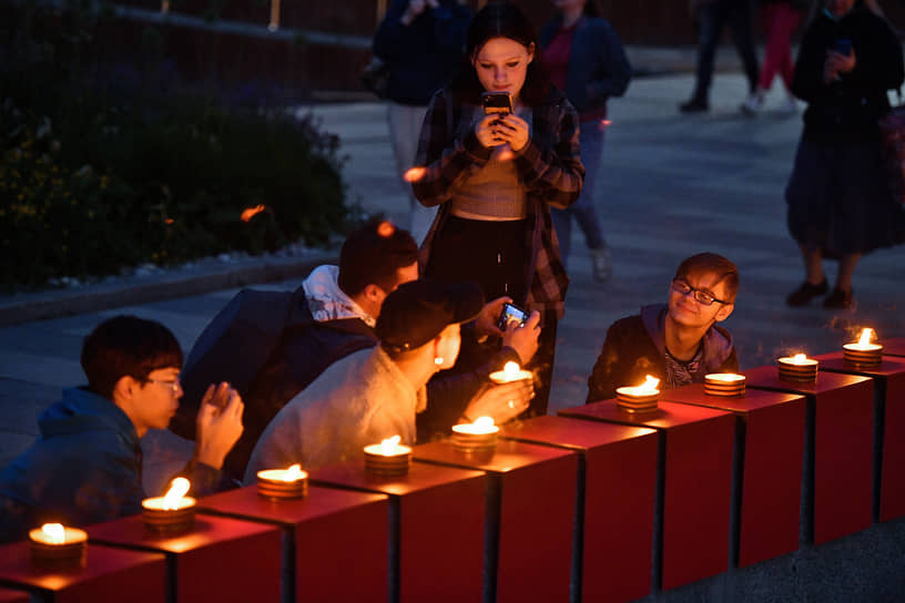 В память о каждом дне Великой Отечественной войны в рамках акции зажгли 1418 свечей