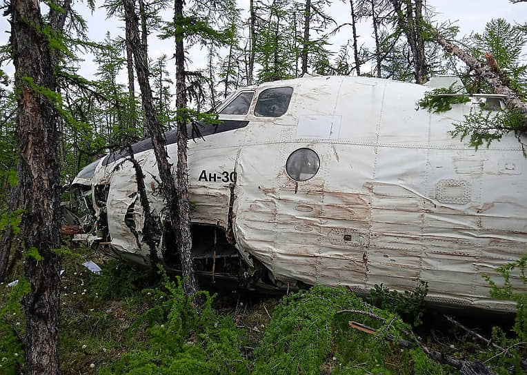 Жесткая посадка самолета Ан-30 в Якутии, на месте происшествия