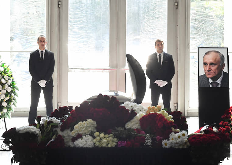 Траурная церемония в Большом прощальном зале похоронного дома Троекуровского кладбища