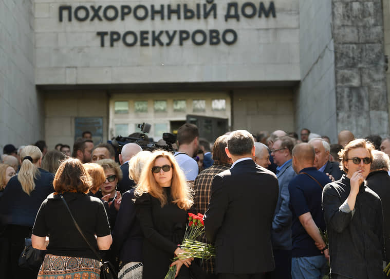 Участники траурной церемонии перед похоронным домом Троекуровского кладбища