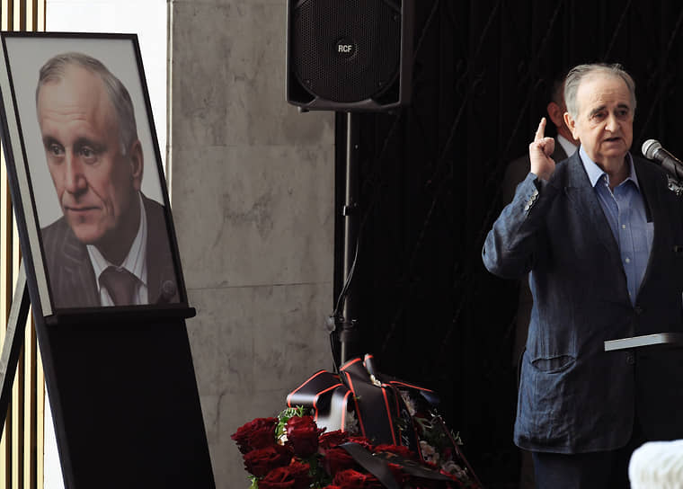 Ректор Международного университета в Москве Сергей Красавченко произносит траурную речь