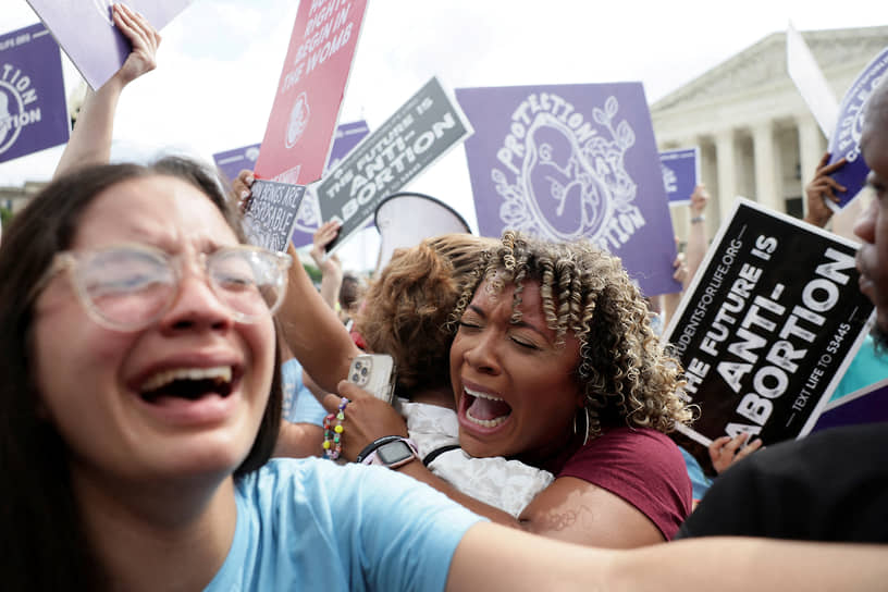 Сторонники запрета абортов празднуют решение Верховного суда США 
