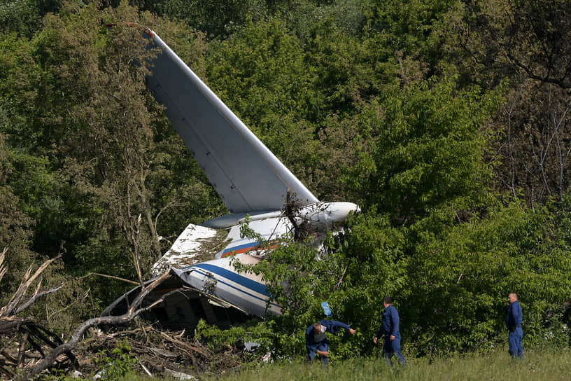 Экипаж попытался посадить самолет на грунт, в результате чего он частично разрушился
&lt;BR>На фото: спасатели на месте крушения
