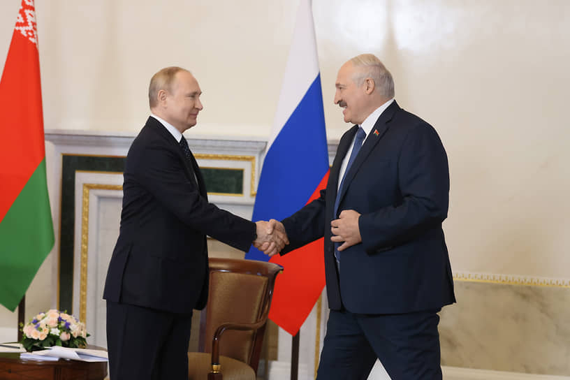 Президент России Владимир Путин и президент Белоруссии Александр Лукашенко во время встречи в Константиновском дворце