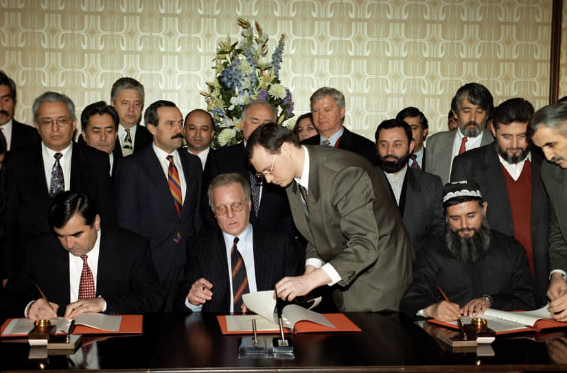 23 декабря 1996 года в Москве было подписано соглашение, предусматривающее включение оппозиции в правительство, а также амнистию для 5 тыс. ее членов. 27 июня 1997 года в Москве стороны заключили окончательное мирное соглашение&lt;br>
На фото слева направо нижний ряд: президент Таджикистана Эмомали Рахмон, спецпредставитель ООН Дитрех Меррем и лидер Объединенной таджикской оппозиции Абдулло Саидов подписывают политическое соглашение