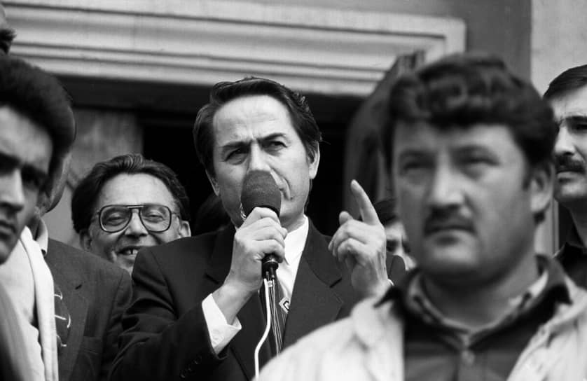 22 апреля 1992 года под давлением оппозиции в отставку подал председатель Верховного Совета Таджикистана Сафарали Кенджаев (на фото в центре), а 7 сентября 1992 года — президент страны Рахмон Набиев