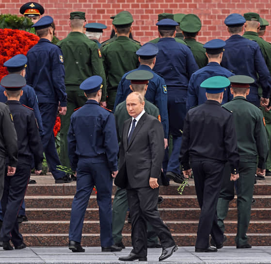 Москва. Президент России Владимир Путин на церемонии возложения цветов к Могиле Неизвестного Солдата