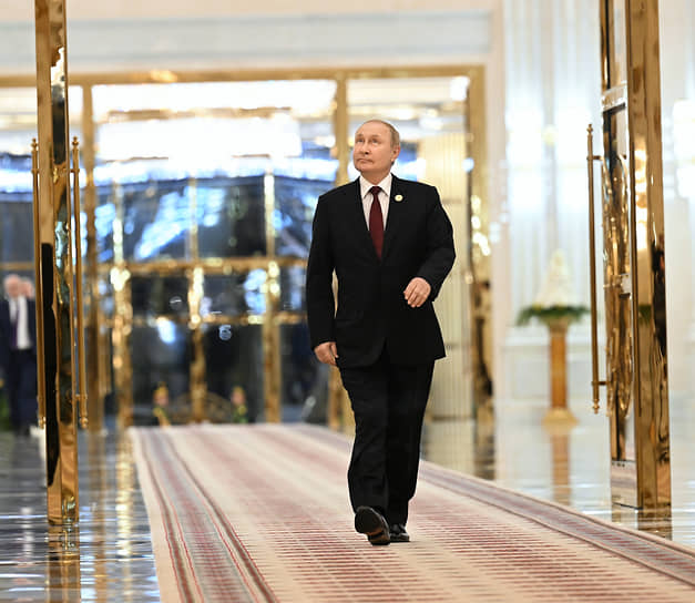 Владимир Путин после пресс-подхода по итогам встречи глав государств — участников шестого Каспийского саммита